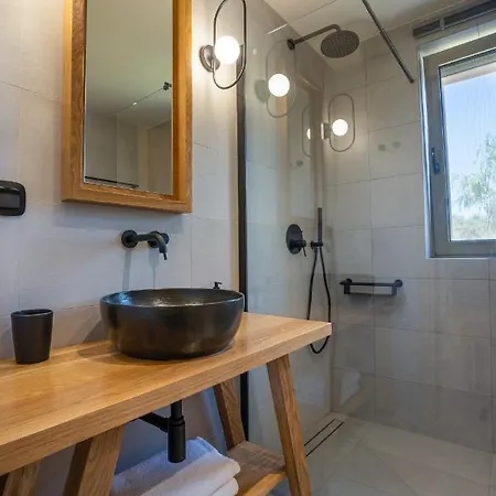 Papadria - Modern Luxury Near Kathisma Tsoukaládhes