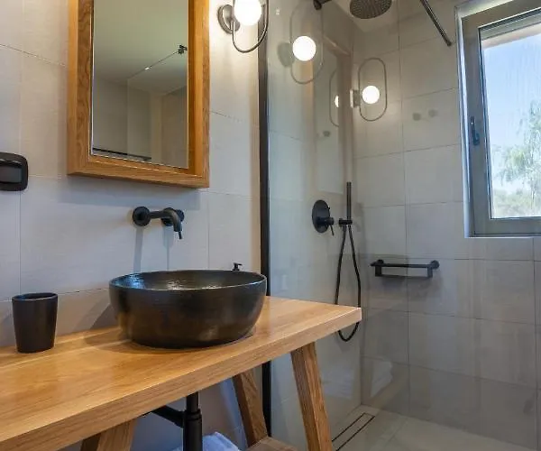 Papadria - Modern Luxury Near Kathisma Tsoukaládhes