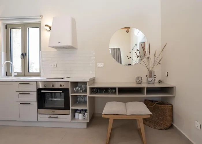 Papadria - Modern Luxury Near Kathisma Tsoukaládhes