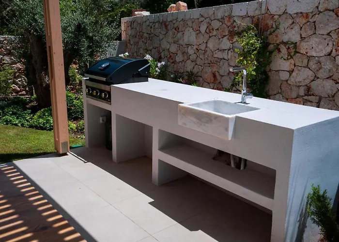 Papadria - Modern Luxury Near Kathisma Tsoukaládhes
