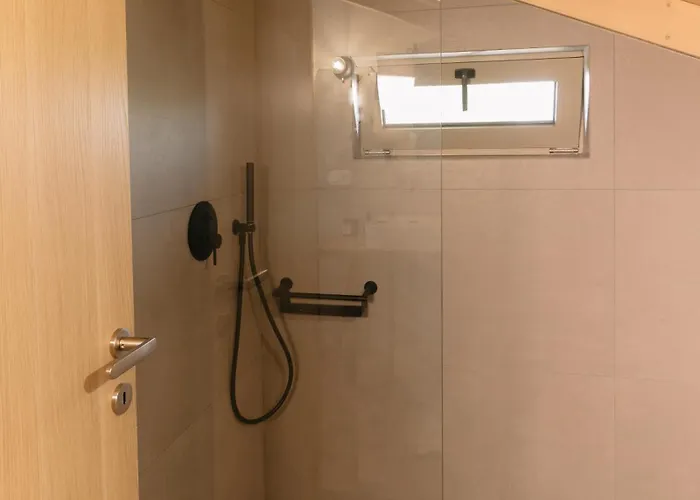 Papadria - Modern Luxury Near Kathisma Tsoukaládhes